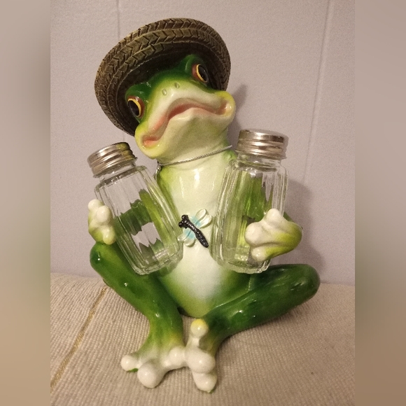dwk corporation Other - Frog Salt and Pepper Set